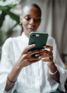 Black-woman-smartphone-online-shopping